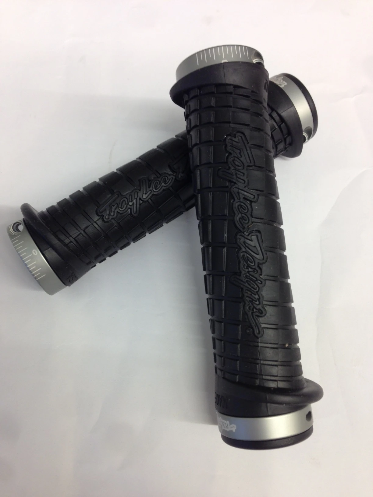 ODI Troy Lee Designs Signature Series Lock-On Grips Black Lenkergriffe 3 ODI Troy Lee Designs Signature Series Lock-On Grips Black Lenkergriffe