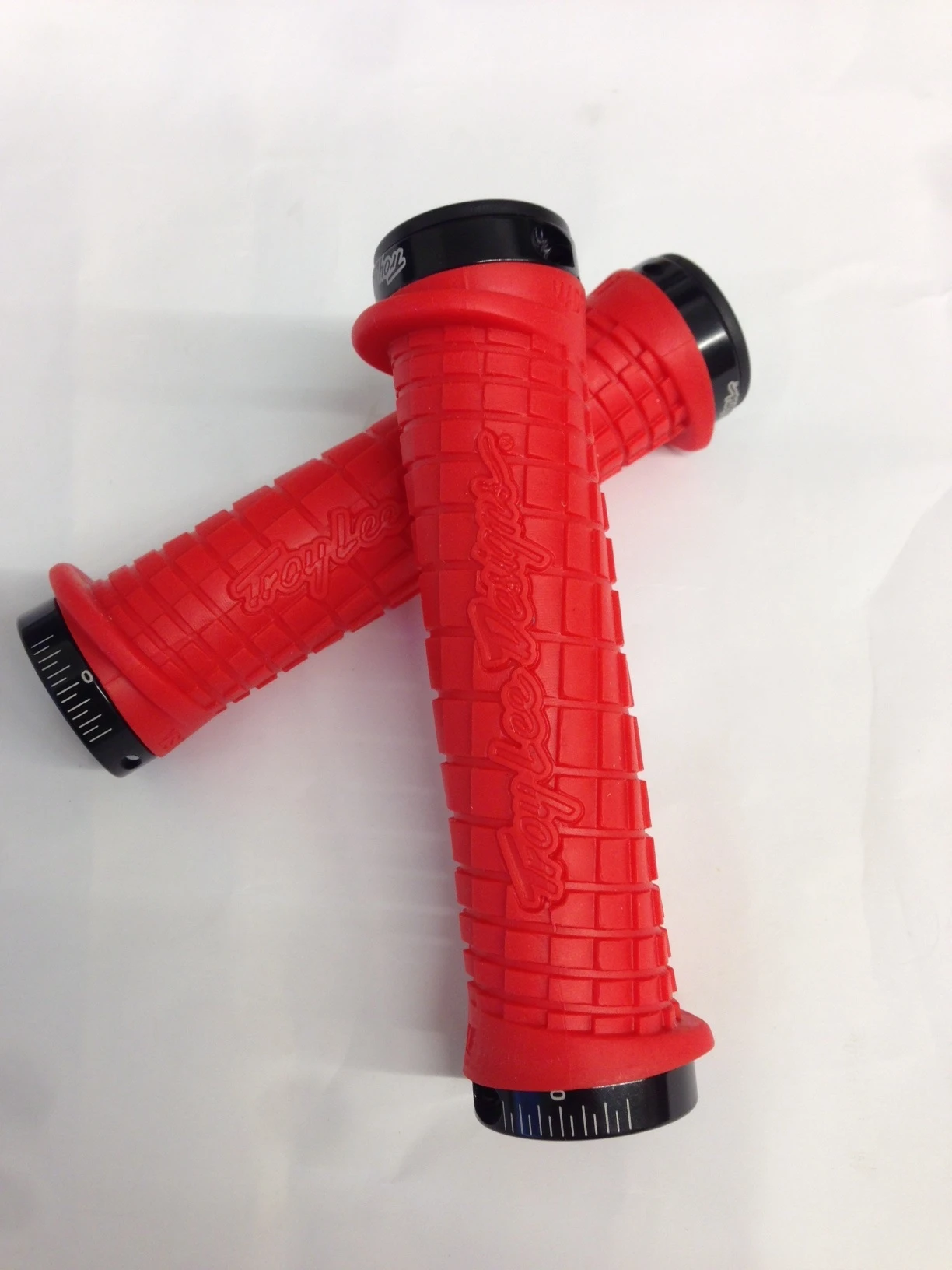 ODI Troy Lee Designs Signature Series Lock-On Grips Red Lenkergriffe 3 ODI Troy Lee Designs Signature Series Lock-On Grips Red Lenkergriffe
