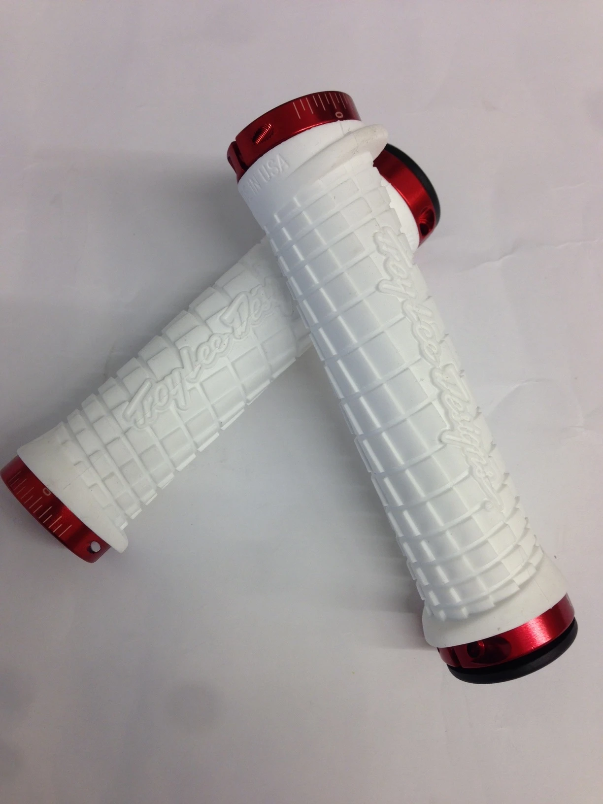 ODI Troy Lee Designs Signature Series Lock-On Grips White Lenkergriffe 3 ODI Troy Lee Designs Signature Series Lock-On Grips White Lenkergriffe