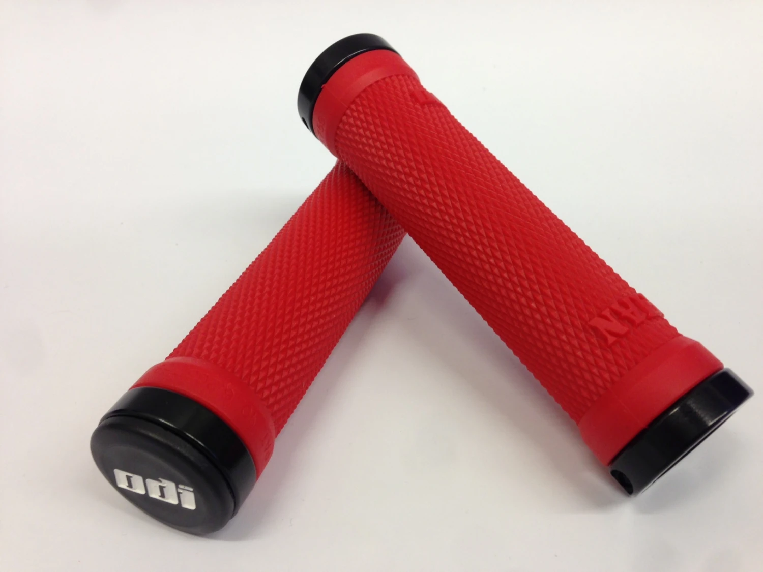 ODI Ruffian Lock-On Grips Bright Red Lenkergriffe 3 ODI Ruffian Lock-On Grips Bright Red Lenkergriffe